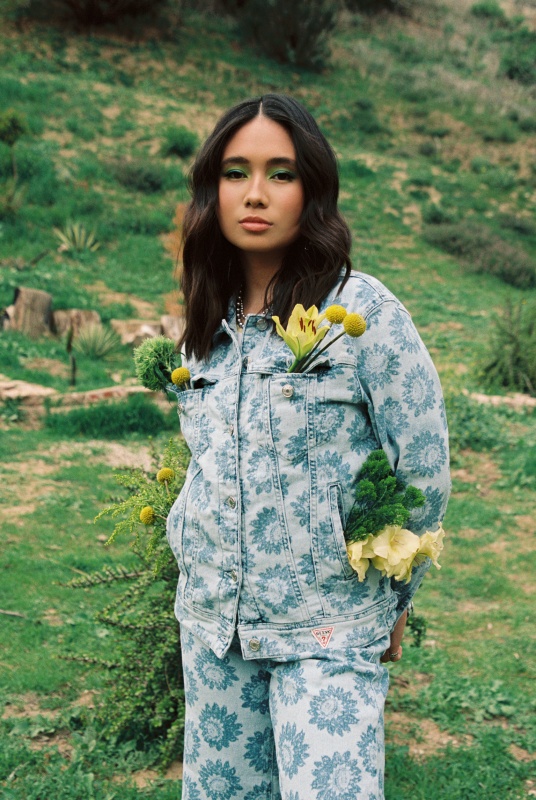 88rising 人氣女昤 NIKI 正爆演繹！ GUESS ORIGINALS 2022 春季系列全新登台