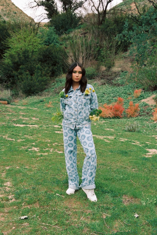 88rising 人氣女昤 NIKI 正爆演繹！ GUESS ORIGINALS 2022 春季系列全新登台