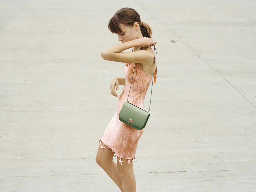 一起踏上逃離現實的樂土！ LOEWE 2022 Paula’s Ibiza 春夏系列正式登台，夢幻漸層包必收！