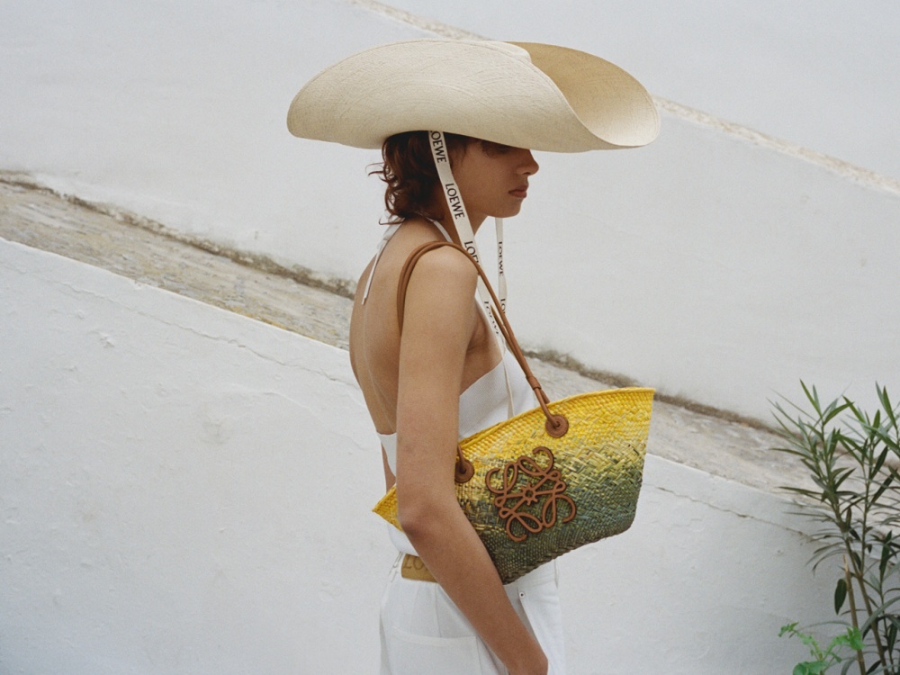 OEWE 2022 Paula’s Ibiza 春夏系列正式登台,絕美漸層包必收!