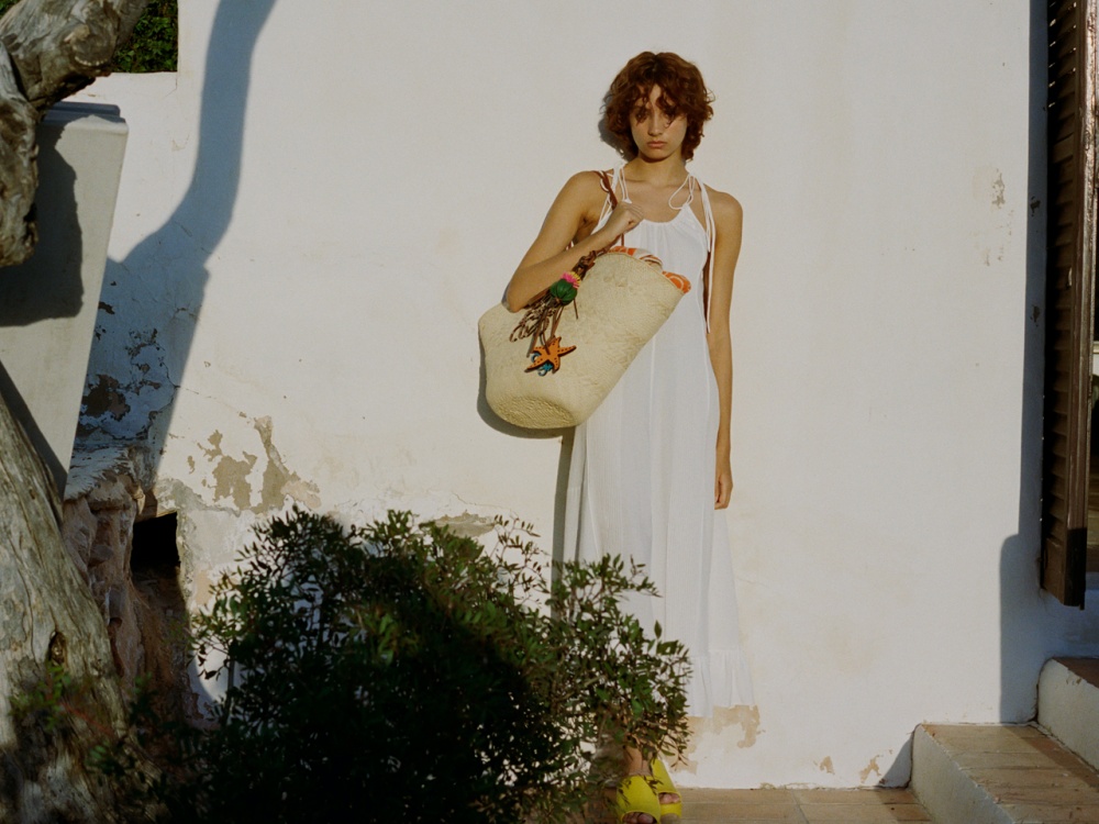 一起踏上逃離現實的樂土！ LOEWE 2022 Paula’s Ibiza 春夏系列正式登台，夢幻漸層包必收！