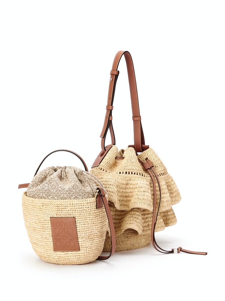 一起踏上逃離現實的樂土！ LOEWE 2022 Paula’s Ibiza 春夏系列正式登台，夢幻漸層包必收！