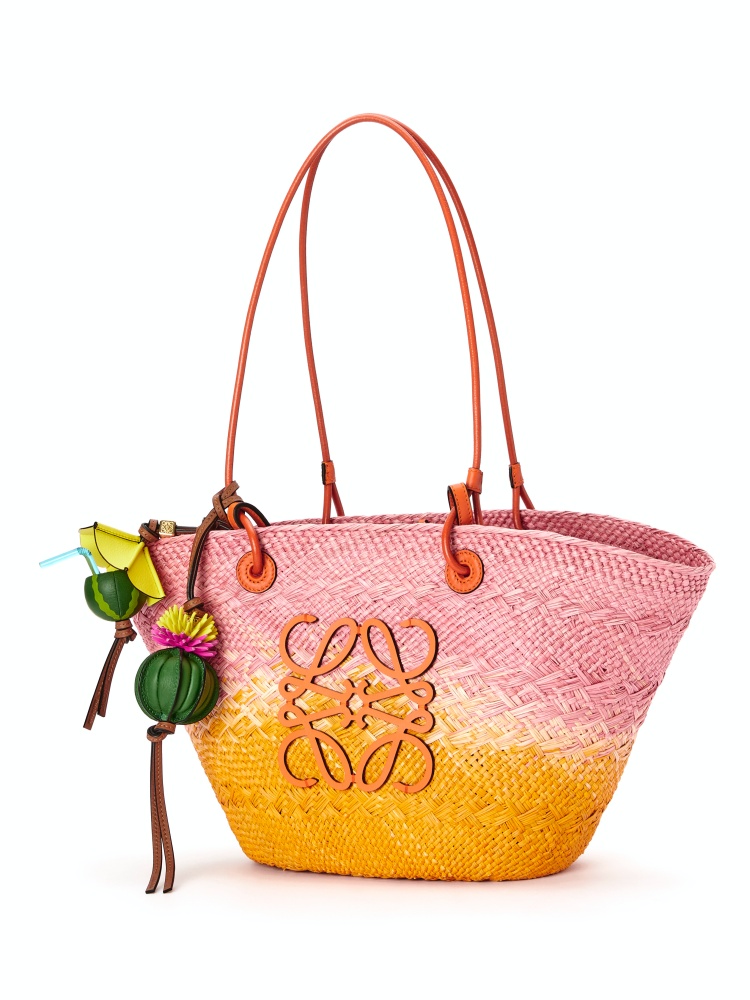 一起踏上逃離現實的樂土！ LOEWE 2022 Paula’s Ibiza 春夏系列正式登台，夢幻漸層包必收！