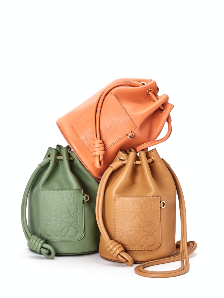 一起踏上逃離現實的樂土！ LOEWE 2022 Paula’s Ibiza 春夏系列正式登台，夢幻漸層包必收！
