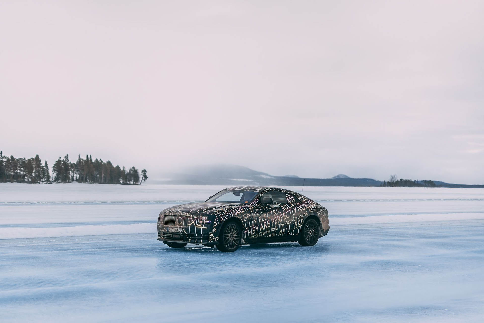 Rolls-Royce Spectre 雪地測試中，閃靈新作預約 2023 現形！
