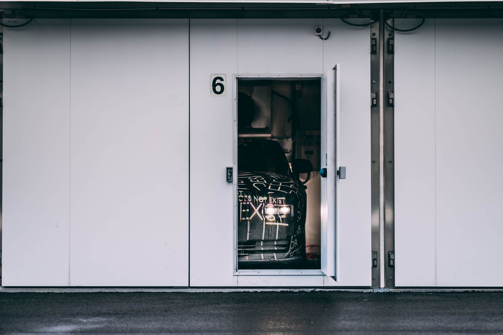 Rolls-Royce Spectre 雪地測試中，閃靈新作預約 2023 現形！