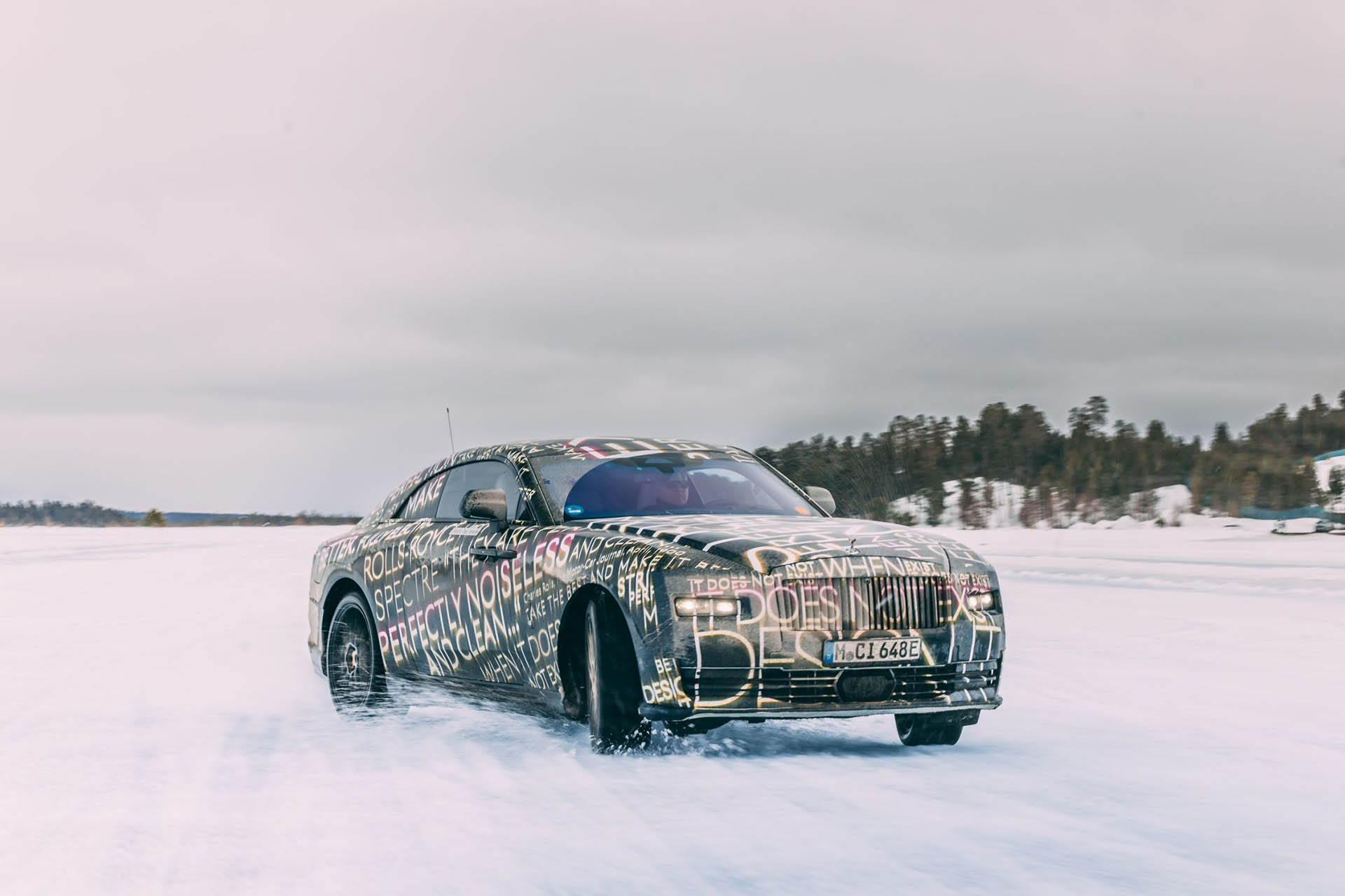 Rolls-Royce Spectre 雪地測試中，閃靈新作預約 2023 現形！