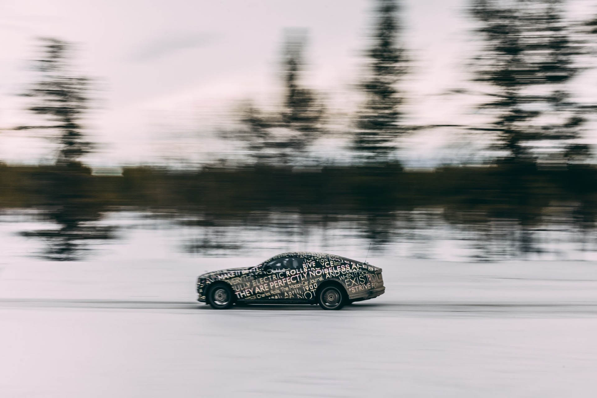 Rolls-Royce Spectre 雪地測試中，閃靈新作預約 2023 現形！