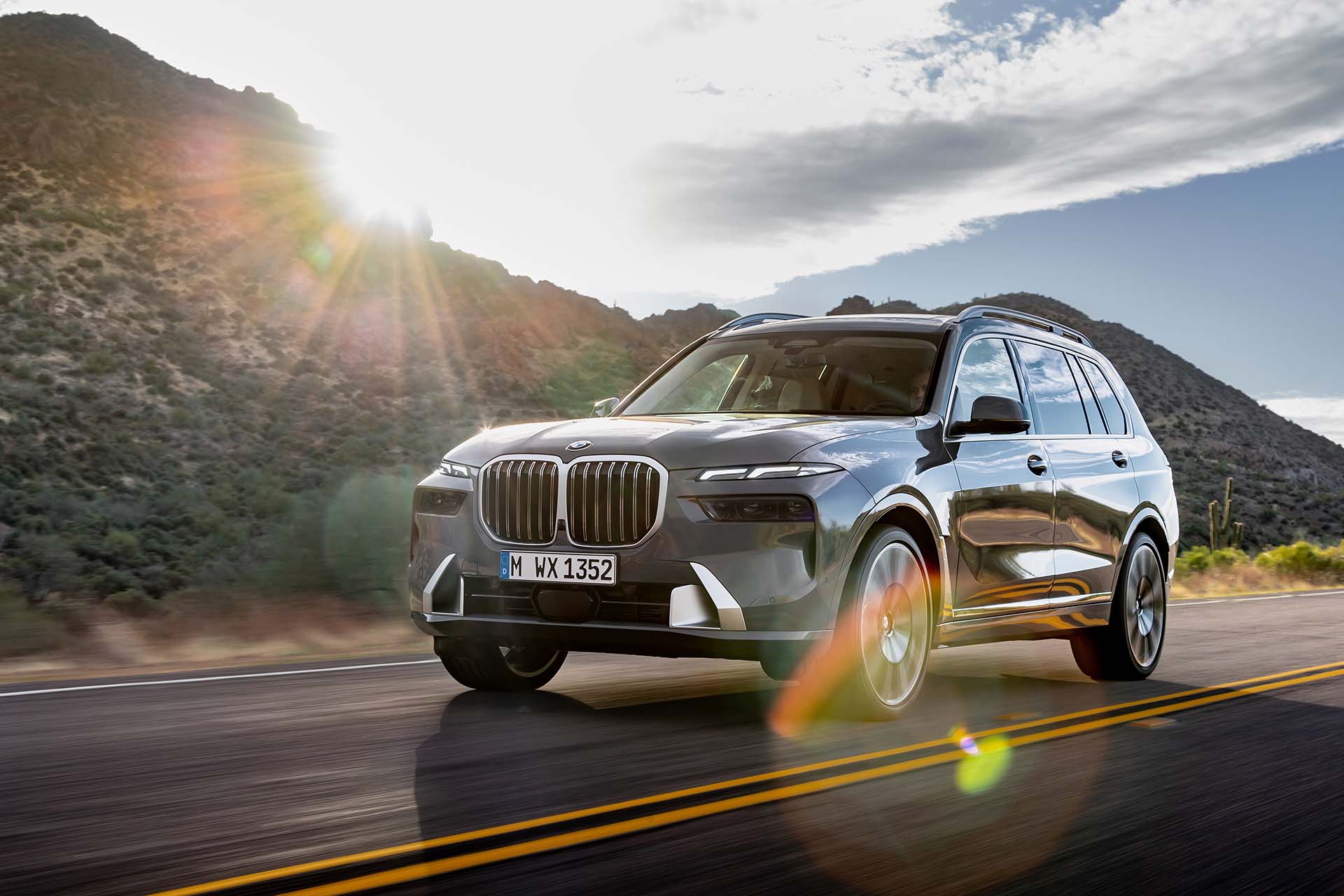 其實 ... 還挺帥的！BMW 發佈 X7 小改款更新、分離式頭燈好搶鏡！