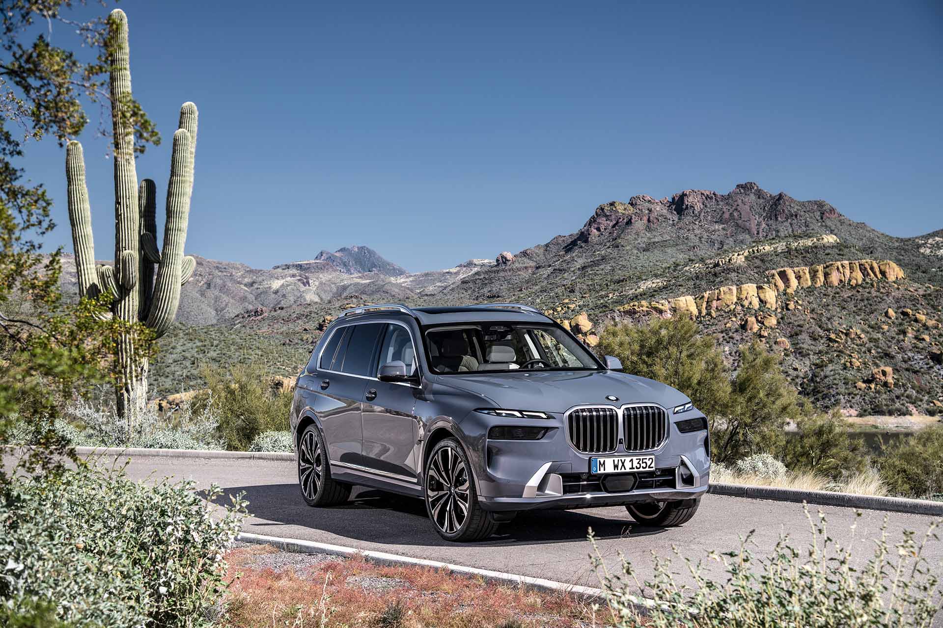 其實 ... 還挺帥的！BMW 發佈 X7 小改款更新、分離式頭燈好搶鏡！
