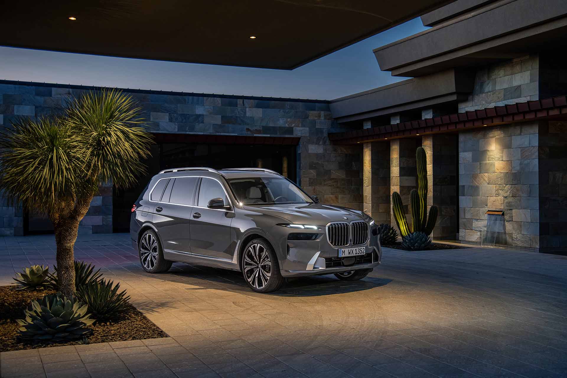 其實 ... 還挺帥的！BMW 發佈 X7 小改款更新、分離式頭燈好搶鏡！