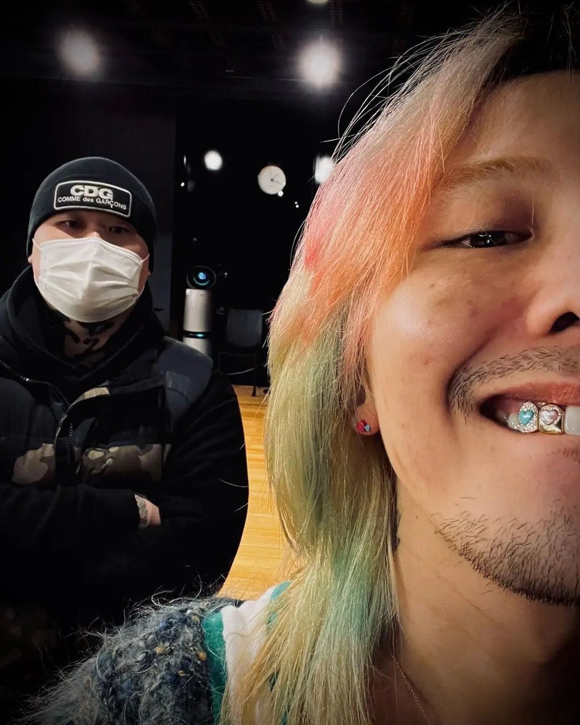 這相似度給幾分？ G-Dragon 新造型彩虹長髮配寶石牙遭酸像是 6ix9ine