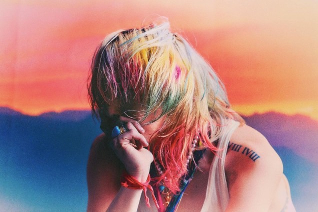 這相似度給幾分？ G-Dragon 新造型彩虹長髮配寶石牙遭酸像是 6ix9ine