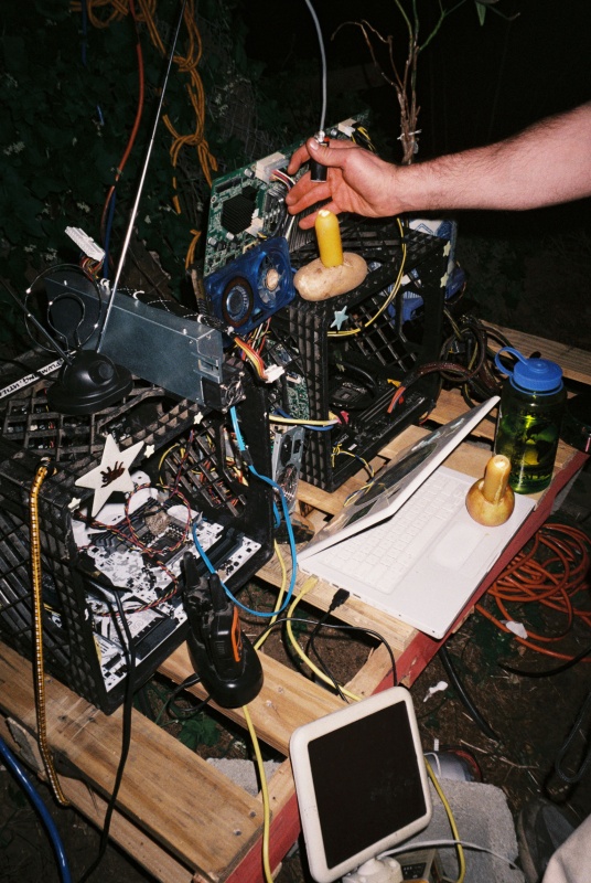 連 Virgil Abloh 都讚賞！洛杉磯人氣街牌 Online Ceramics x The North Face 聯乘系列重磅登台！