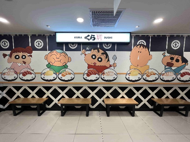 粉絲全暴動！藏壽司 x 蠟筆小新聯名店登場，加碼抽巨大化玩偶和限量周邊！