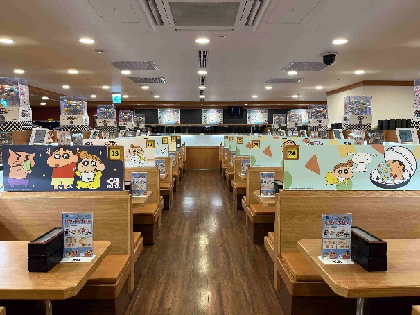 粉絲全暴動！藏壽司 x 蠟筆小新聯名店登場，加碼抽巨大化玩偶和限量周邊！