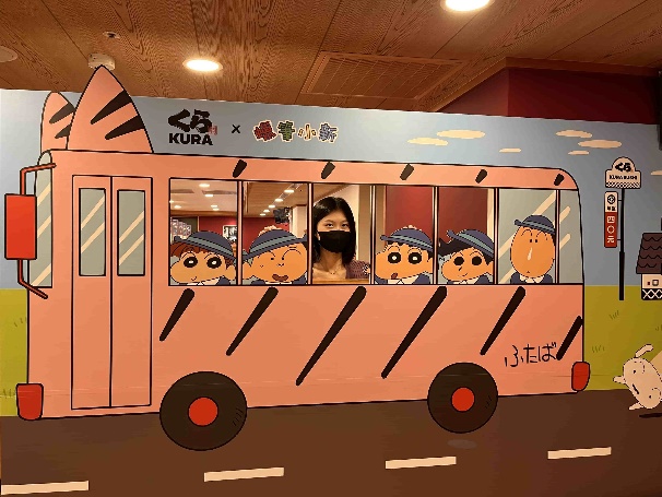 粉絲全暴動！藏壽司 x 蠟筆小新聯名店登場，加碼抽巨大化玩偶和限量周邊！