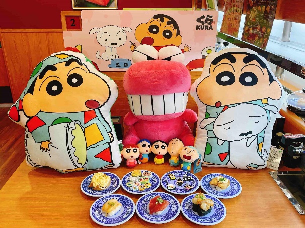 粉絲全暴動！藏壽司 x 蠟筆小新聯名店登場，加碼抽巨大化玩偶和限量周邊！