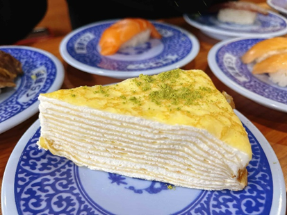 粉絲全暴動！藏壽司 x 蠟筆小新聯名店登場，加碼抽巨大化玩偶和限量周邊！