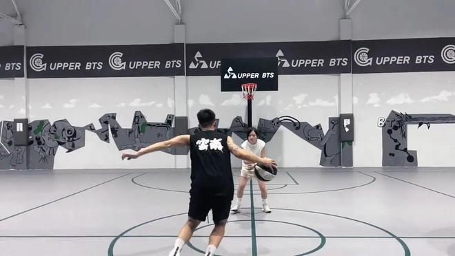 別人女友總是不讓人失望！辣妹子花 450 萬幫男友搭建「私人球場」　網友：鈔能力女友