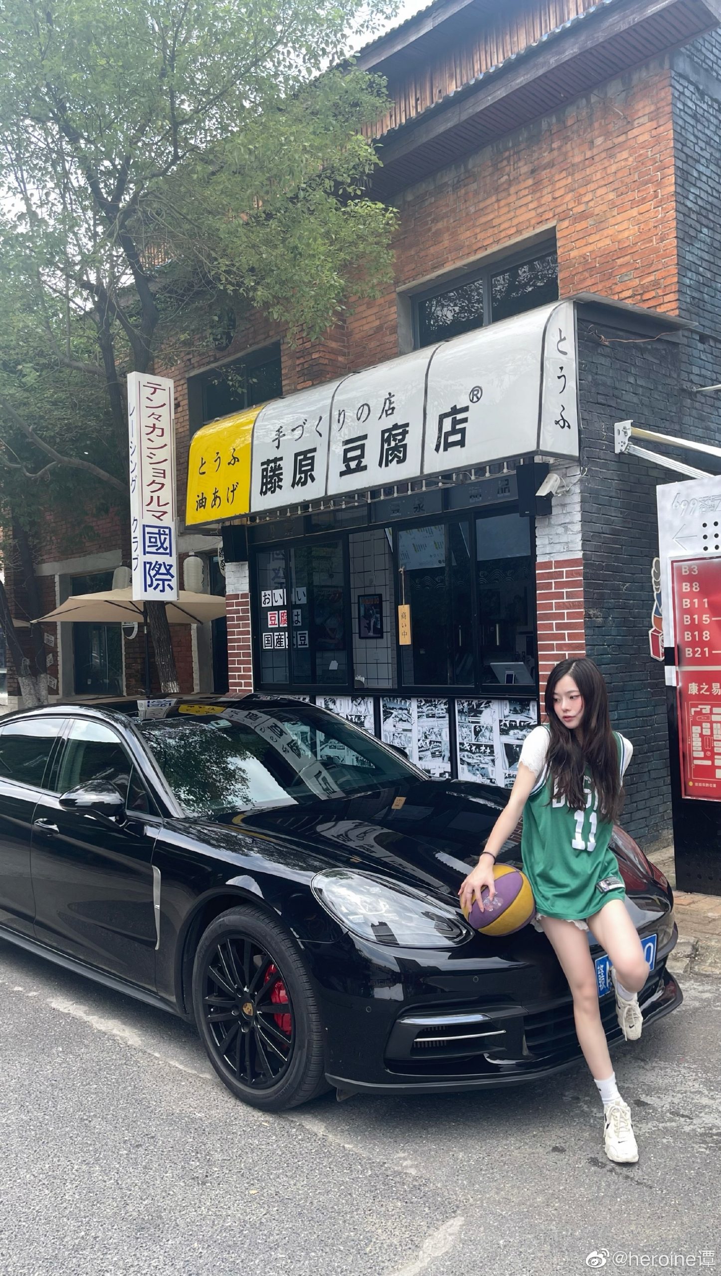 別人女友總是不讓人失望！辣妹子花 450 萬幫男友搭建「私人球場」　網友：鈔能力女友