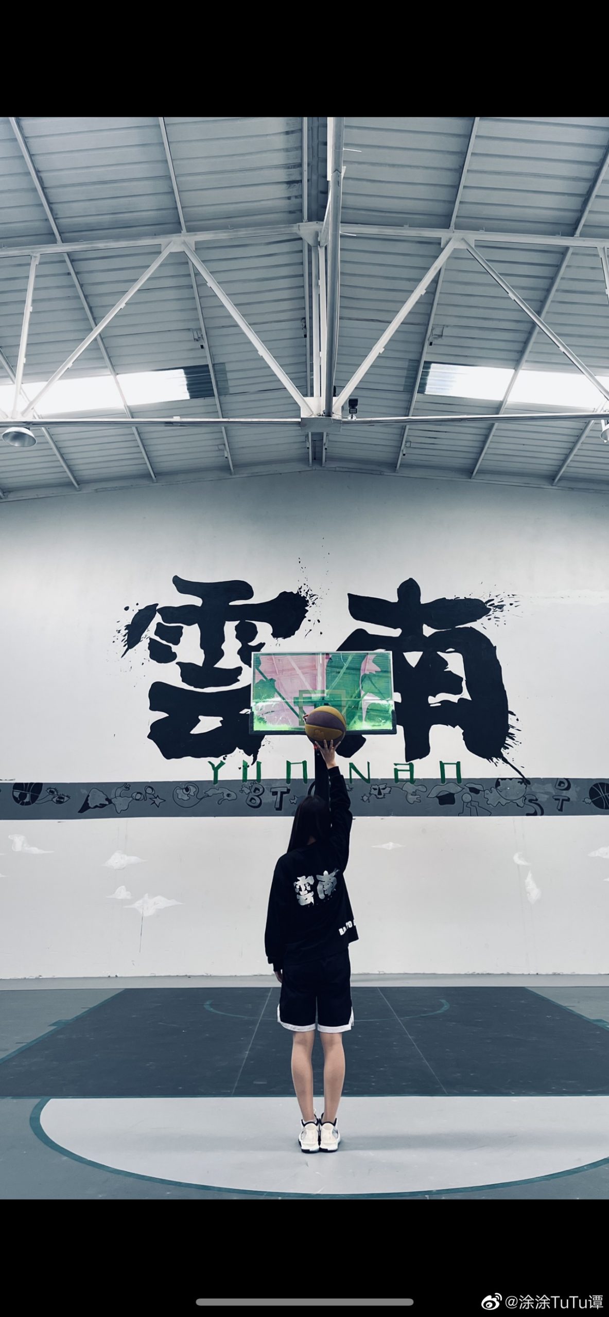 別人女友總是不讓人失望！辣妹子花 450 萬幫男友搭建「私人球場」　網友：鈔能力女友