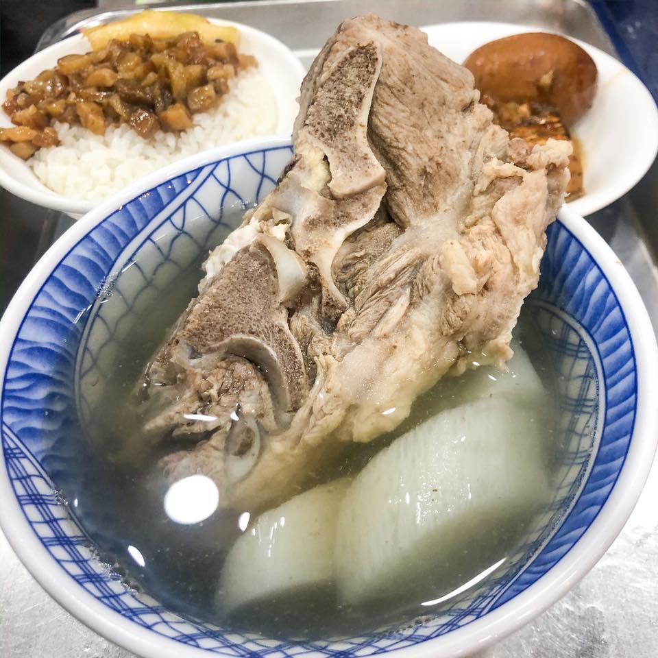 米其林推薦小吃！古早味天堂「華西街觀光夜市」：限量菊花肉麵、黑金滷肉飯、生炒溫體牛肉