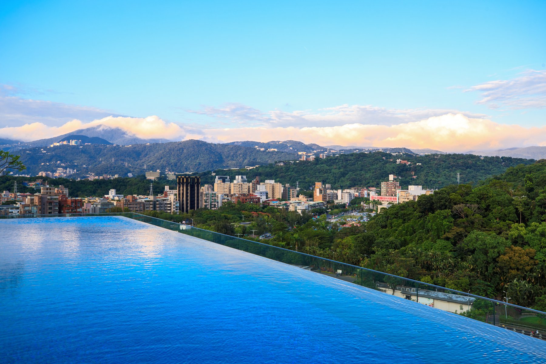 帶女友住這間就對了！超夯「無邊際泳池」IG 狂洗版：港口海天一線、山林迷霧湖景、連通免稅店超好買