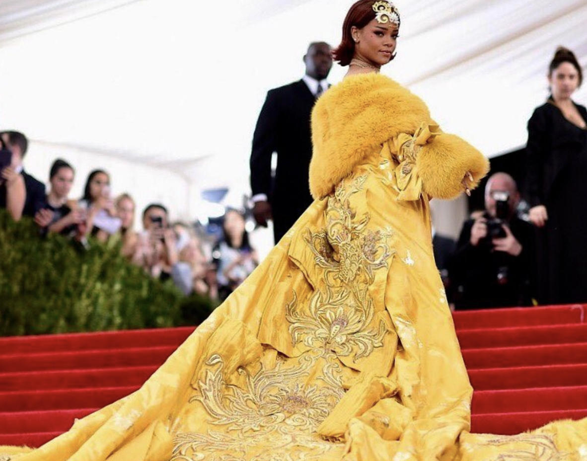 Rihanna身穿黃袍參加2015年Met Gala，一度被網友稱為「大蛋黃」。