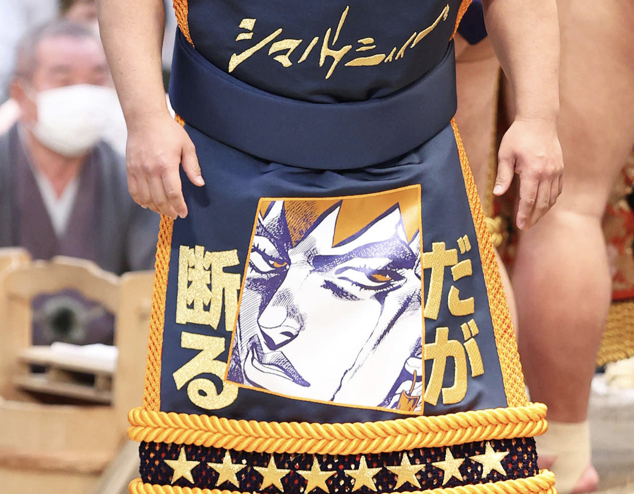 志摩ノ海身著動漫《JOJO 的奇幻冒險》經典角色「岸邊露伴」造型的化妝兜檔布