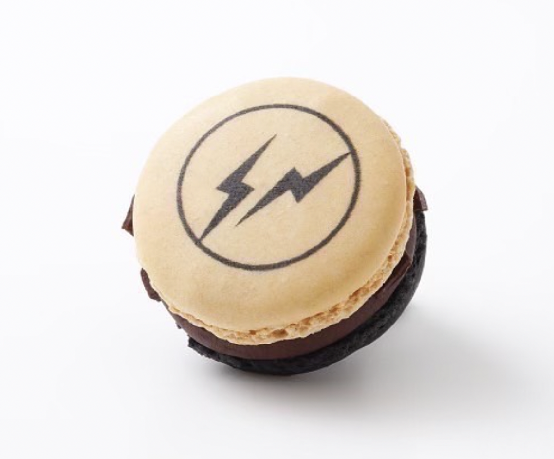 甜點也要藤原浩！Fragment Design 最潮馬卡龍，滿版 Logo、閃電燙印不吃也得收！