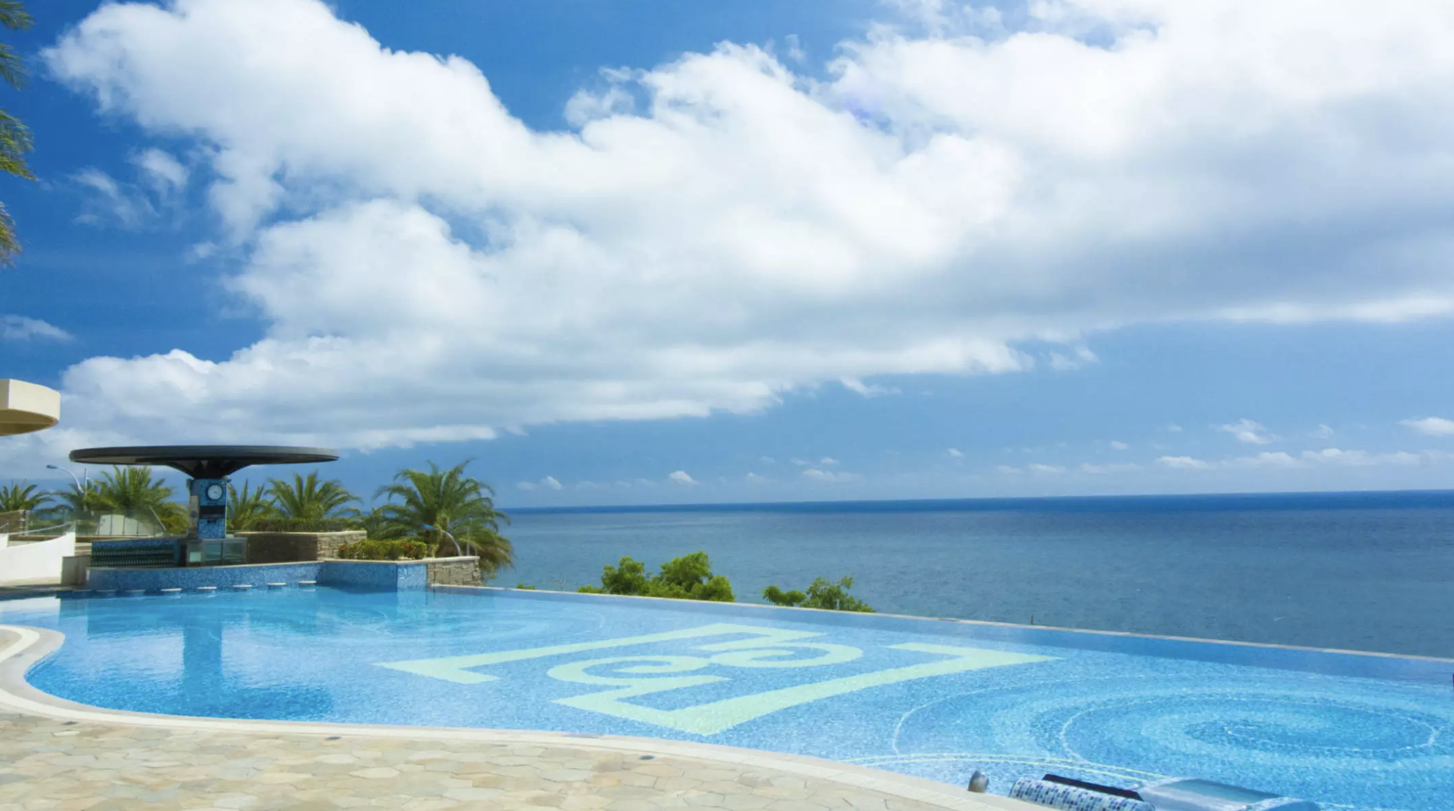 帶女友住這間就對了！超夯「無邊際泳池」IG 狂洗版：港口海天一線、山林迷霧湖景、連通免稅店超好買