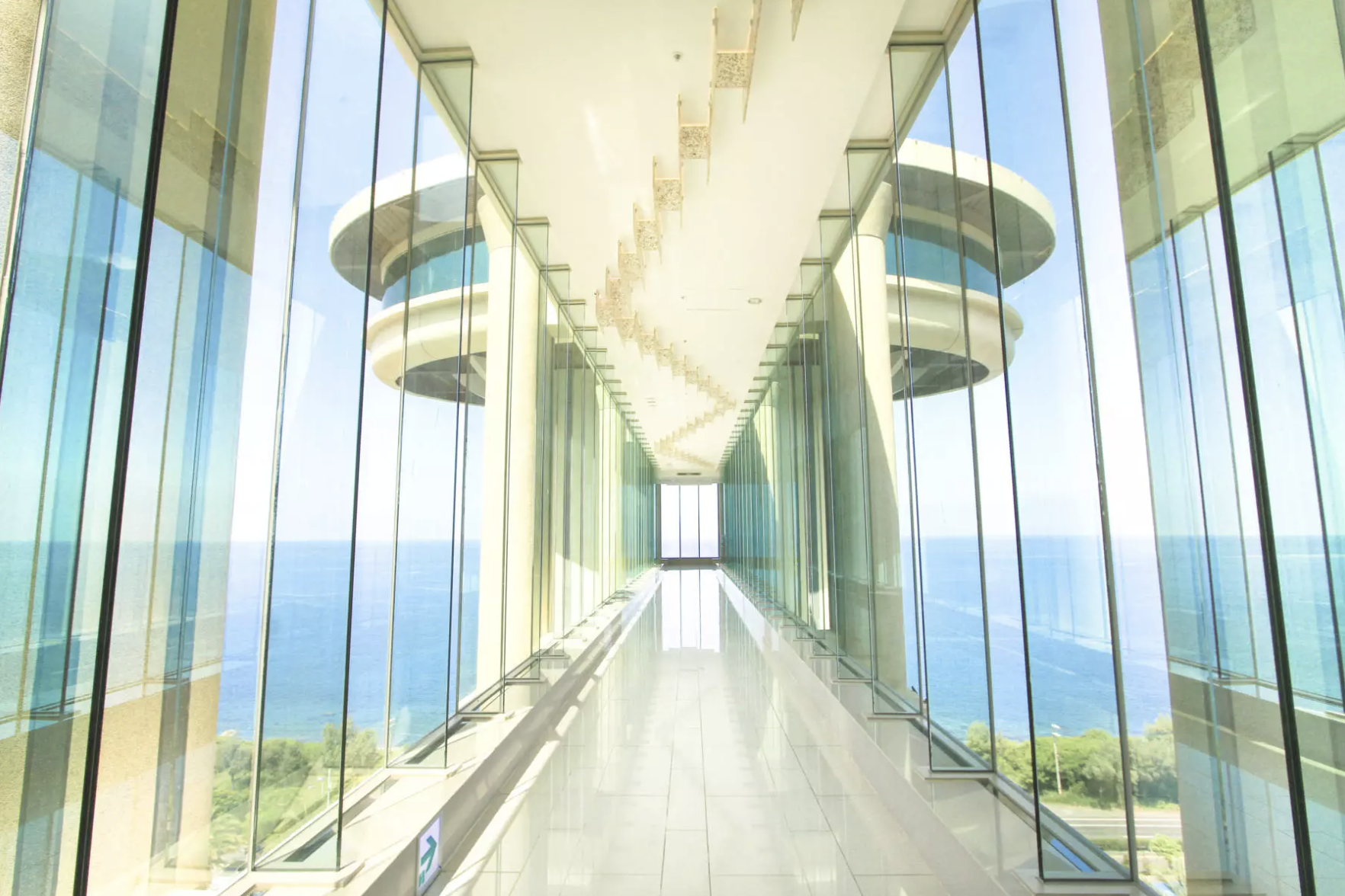 帶女友住這間就對了！超夯「無邊際泳池」IG 狂洗版：港口海天一線、山林迷霧湖景、連通免稅店超好買