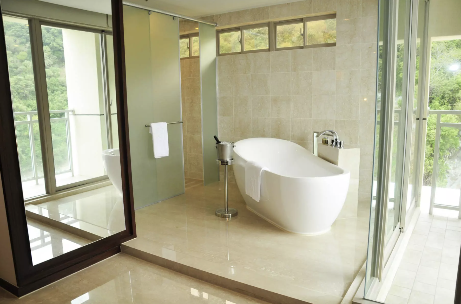 帶女友住這間就對了！超夯「無邊際泳池」IG 狂洗版：港口海天一線、山林迷霧湖景、連通免稅店超好買