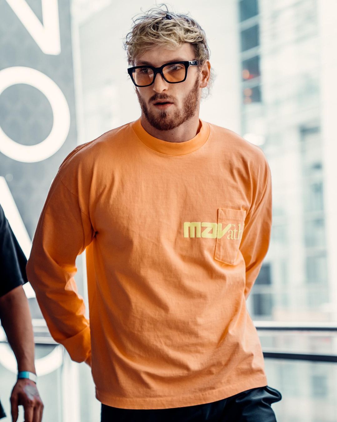 Logan Paul 秀「遛狗健身」示範影片，結局遭反咬倒地不起超慘烈！