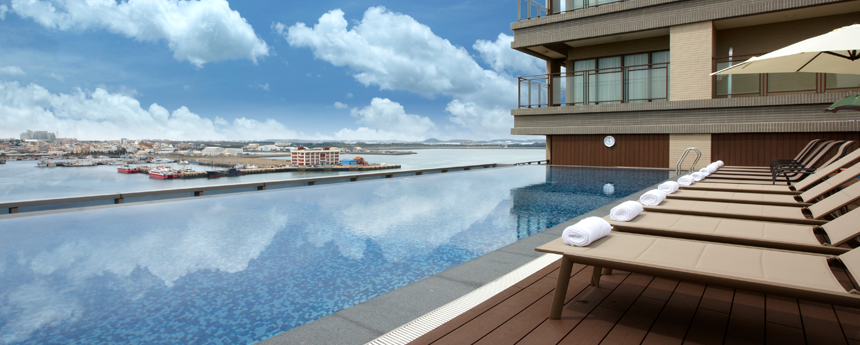 帶女友住這間就對了！超夯「無邊際泳池」IG 狂洗版：港口海天一線、山林迷霧湖景、連通免稅店超好買