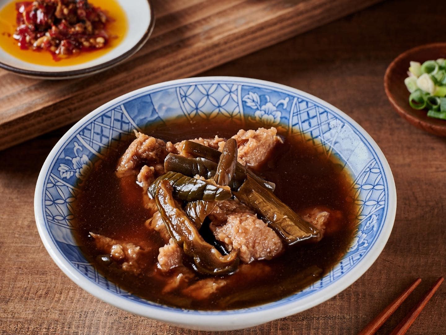 米其林推薦小吃！古早味天堂「華西街觀光夜市」：限量菊花肉麵、黑金滷肉飯、生炒溫體牛肉