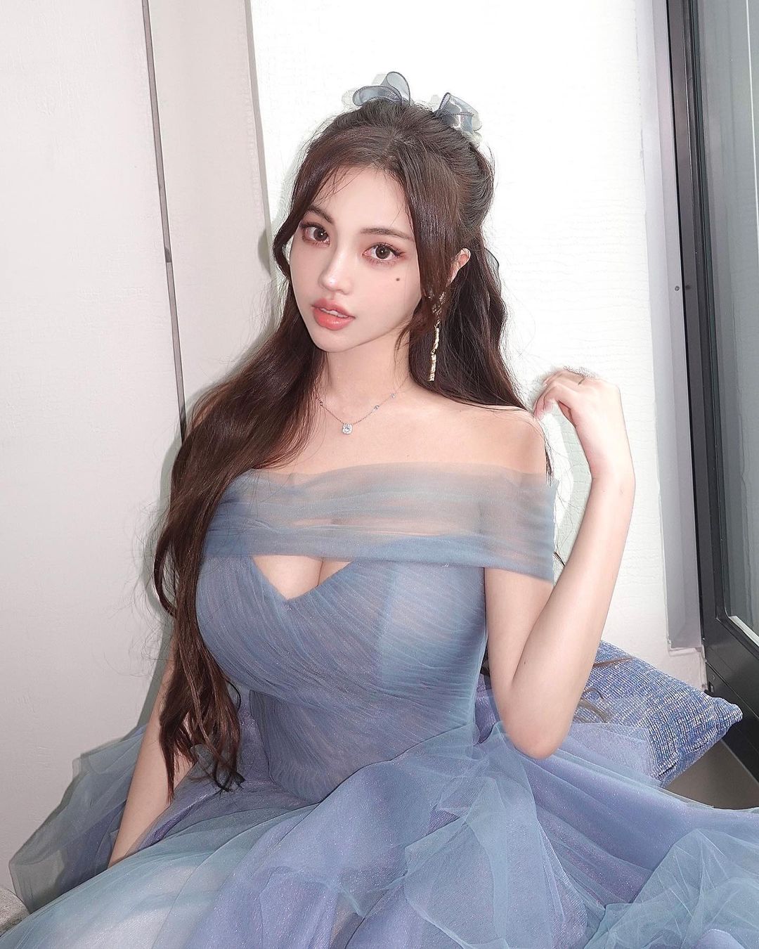 「世新女神」黃琳吃鍋只穿比基尼！核彈級巨球直接上桌，網：比麻辣等級還要辣