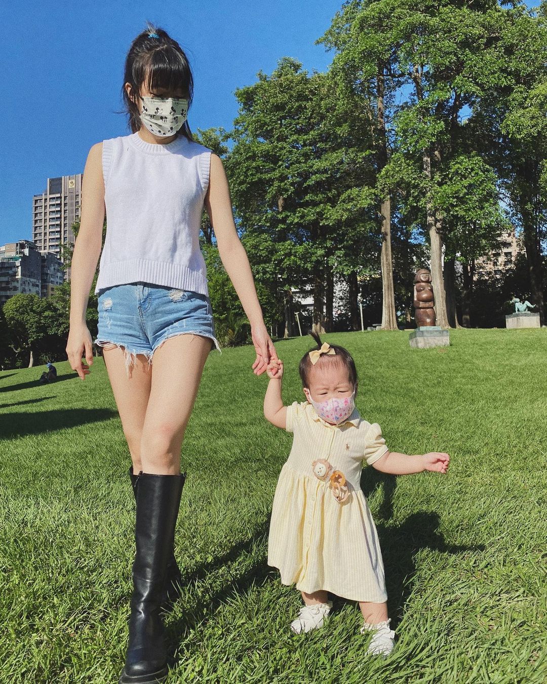 簡廷芮牽著女兒現身公園，一雙大長腿引發注目。（圖：簡廷芮 IG ）