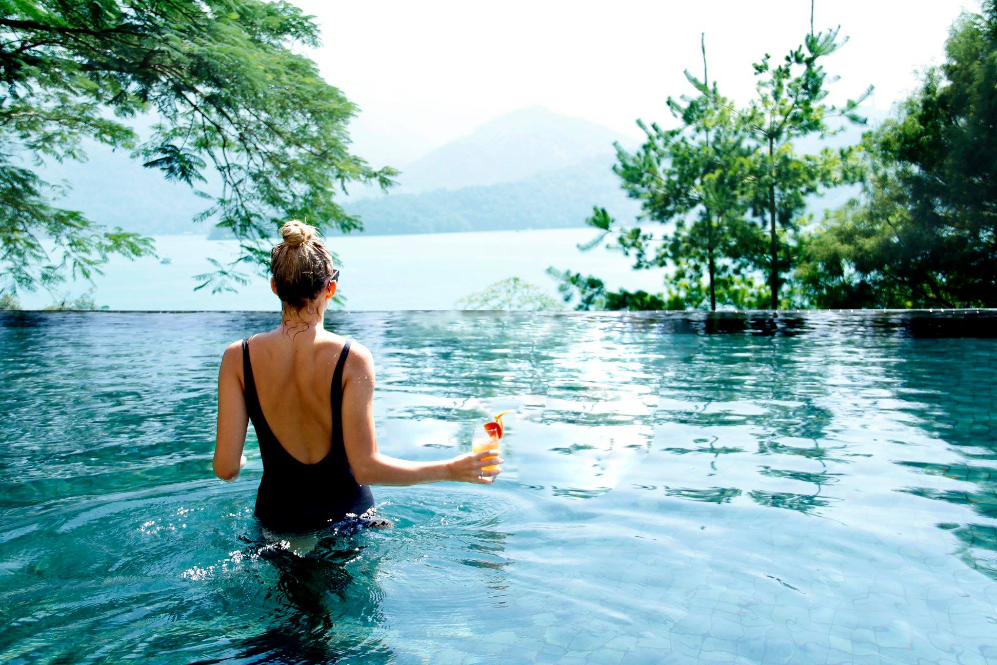 帶女友住這間就對了！超夯「無邊際泳池」IG 狂洗版：港口海天一線、山林迷霧湖景、連通免稅店超好買