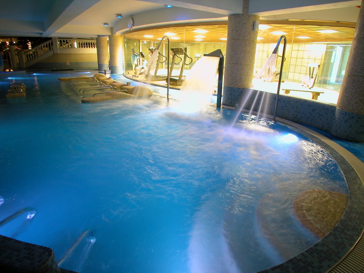 帶女友住這間就對了！超夯「無邊際泳池」IG 狂洗版：港口海天一線、山林迷霧湖景、連通免稅店超好買