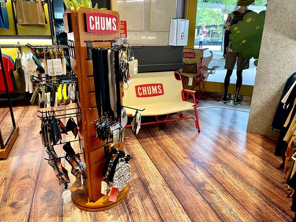 露營迷趕快去逛！戶外品牌 CHUMS 快閃店正式進駐新光三越 A11，多樣商品全面限時優惠！