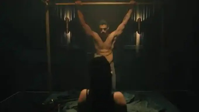 像是 AV 的《今時之慾》「向下深入」畫面狂，看過會 100 % 膨脹