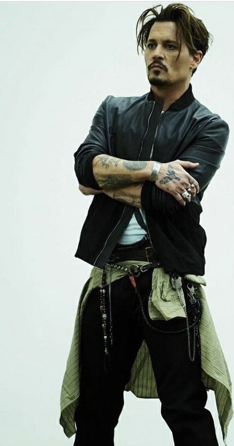 Johnny Depp 著用皮衣展現硬派野性