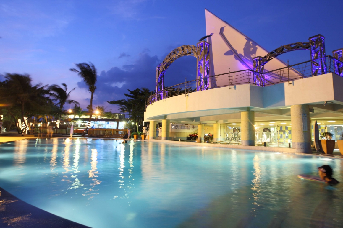 帶女友住這間就對了！超夯「無邊際泳池」IG 狂洗版：港口海天一線、山林迷霧湖景、連通免稅店超好買