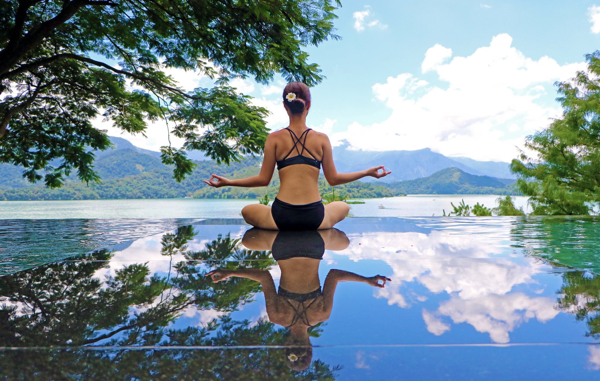 帶女友住這間就對了！超夯「無邊際泳池」IG 狂洗版：港口海天一線、山林迷霧湖景、連通免稅店超好買