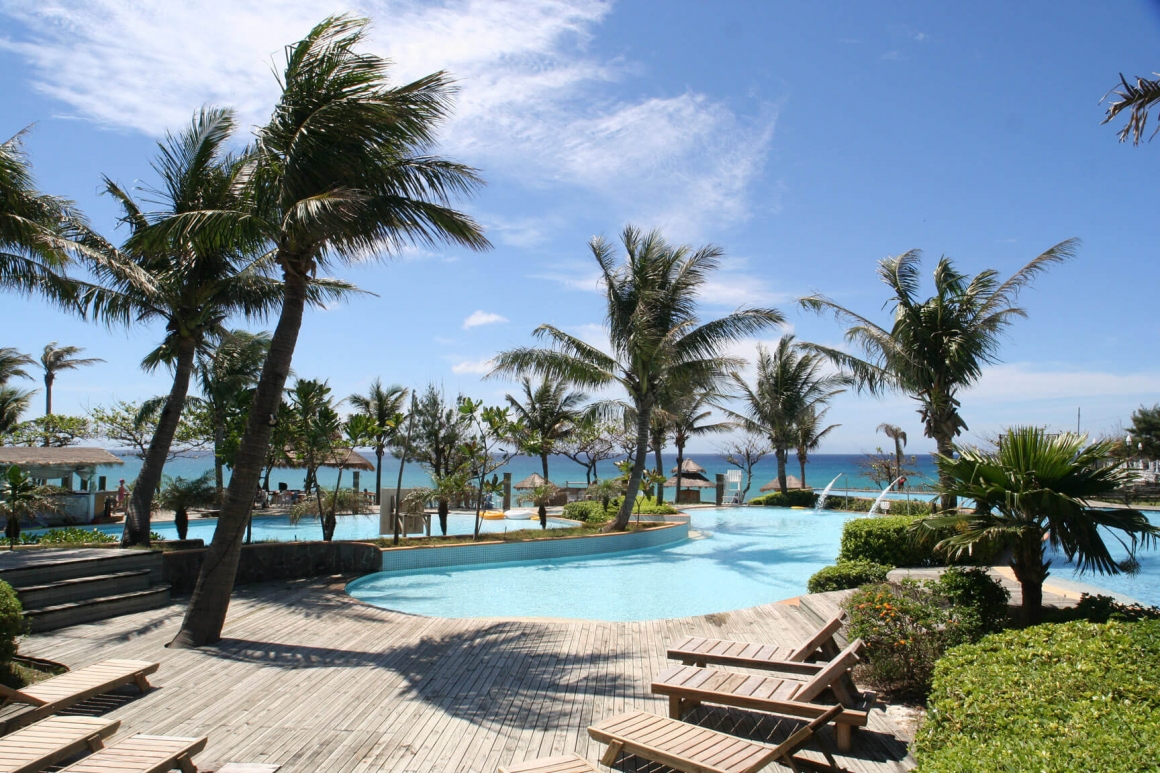 帶女友住這間就對了！超夯「無邊際泳池」IG 狂洗版：港口海天一線、山林迷霧湖景、連通免稅店超好買