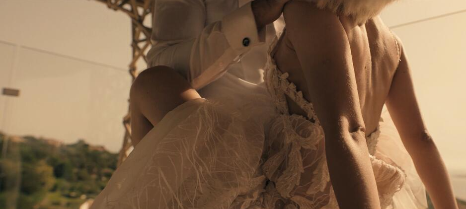 像是 AV 的《今時之慾》「向下深入」畫面狂，看過會 100 % 膨脹