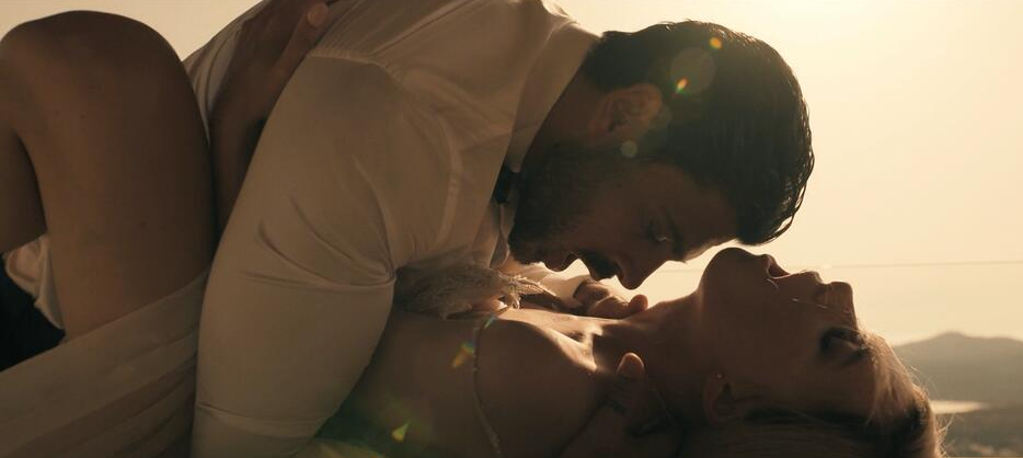 像是 AV 的《今時之慾》「向下深入」畫面狂，看過會 100 % 膨脹