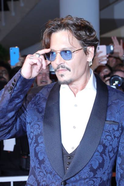 Johnny Depp 著用眼鏡配件打造精緻氛圍